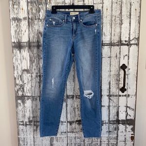 Gap curvy true skinny distressed knee raw hem jeans